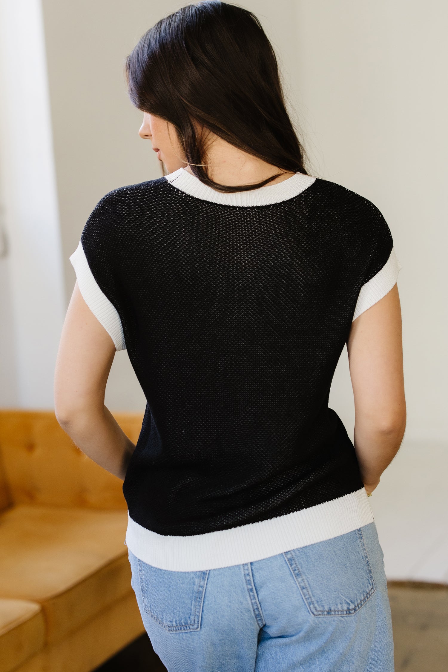 Black Horse Shoe Pattern Contrast Trim Short Sleeve Sweater
