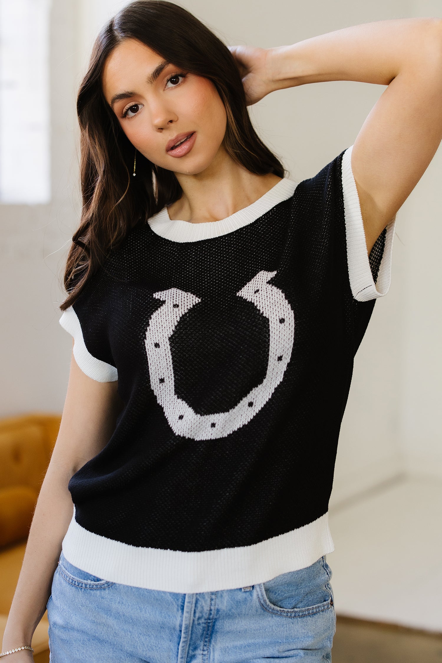 Black Horse Shoe Pattern Contrast Trim Short Sleeve Sweater